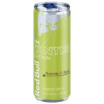 Scopri la nuova Red Bull Winter Edition 2026 Pistachio & Berries, l'edizione stagionale dal caratteristico gusto di pistacchio e frutti di bosco.La bevanda mantiene la classica formula Red Bull a base di caffeina, taurina e vitamine del gruppo B, con 32 mg di caffeina per 100 ml, pari a 80 mg per lattina da 250 ml.