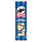 Pringles Sharp White Cheddar 158 Gr. Cheddar più intenso. Più deciso. Più Pringles! 🧀🥔🔥 Le Pringles Sharp White Cheddar portano il classico crunch delle Pringles in una nuova versione dedicata agli amanti dei formaggi dal gusto più pronunciato. Ogni chips è ricoperta da un condimento al white cheddar, arricchito da buttermilk e aromi naturali, creando un profilo cremoso, saporito e decisamente cheesy.