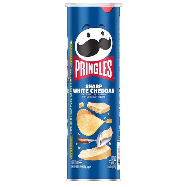 Pringles Sharp White Cheddar 158 Gr. Cheddar più intenso. Più deciso. Più Pringles! 🧀🥔🔥 Le Pringles Sharp White Cheddar portano il classico crunch delle Pringles in una nuova versione dedicata agli amanti dei formaggi dal gusto più pronunciato. Ogni chips è ricoperta da un condimento al white cheddar, arricchito da buttermilk e aromi naturali, creando un profilo cremoso, saporito e decisamente cheesy.