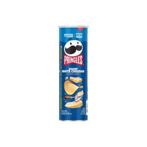 Pringles Sharp White Cheddar 158 Gr. Cheddar più intenso. Più deciso. Più Pringles! 🧀🥔🔥 Le Pringles Sharp White Cheddar portano il classico crunch delle Pringles in una nuova versione dedicata agli amanti dei formaggi dal gusto più pronunciato. Ogni chips è ricoperta da un condimento al white cheddar, arricchito da buttermilk e aromi naturali, creando un profilo cremoso, saporito e decisamente cheesy.