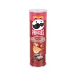 Pringles Smoky Bacon 158g. Smoky, saporite e super croccanti! 🥓🔥 Le Pringles Smoky Bacon portano sulle classiche chips dalla forma inconfondibile tutto il gusto del bacon cotto alla griglia e affumicato, con una miscela di aromi, spezie e note smoky che rendono ogni patatina bella carica di sapore.