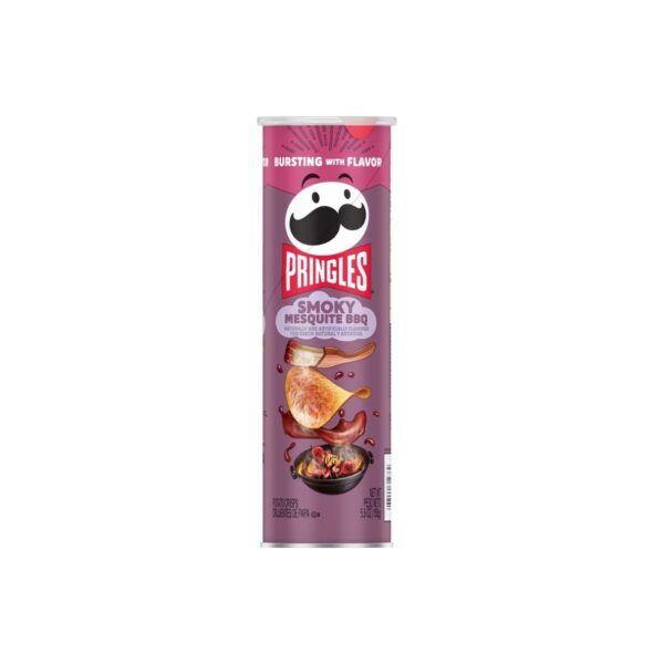 Pringles Smoky Mesquite 158 Gr. l barbecue americano incontra il caratteristico crunch di Pringles! 🇺🇸🔥 Le Pringles Smoky Mesquite BBQ portano nel classico tubo Pringles un condimento ispirato al vero barbecue affumicato al legno di mesquite. Il gusto è un perfetto equilibrio tra dolce, saporito e smoky, con note di paprika, pomodoro, cipolla, aglio e lime che rendono il condimento particolarmente ricco. La stessa Pringles descrive il profilo come un gusto BBQ dolce e saporito, affumicato al legno.
