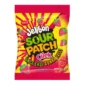 Sour Patch Kids Strawberry - 80 gr. Preparati a un'esplosione di gusto tra dolce e acidulo! 🍓 Le Jelibon Sour Patch Çilek (Fragola) sono morbide caramelle gommose al gusto di fragola, ricoperte da una nota acidula che rende ogni morso ancora più irresistibile.