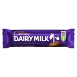 Cadbury Dairy Milk 45 g, il classico cioccolato al latte Cadbury, cremoso e ricco di gusto. Perfetto come snack o dolce pausa.