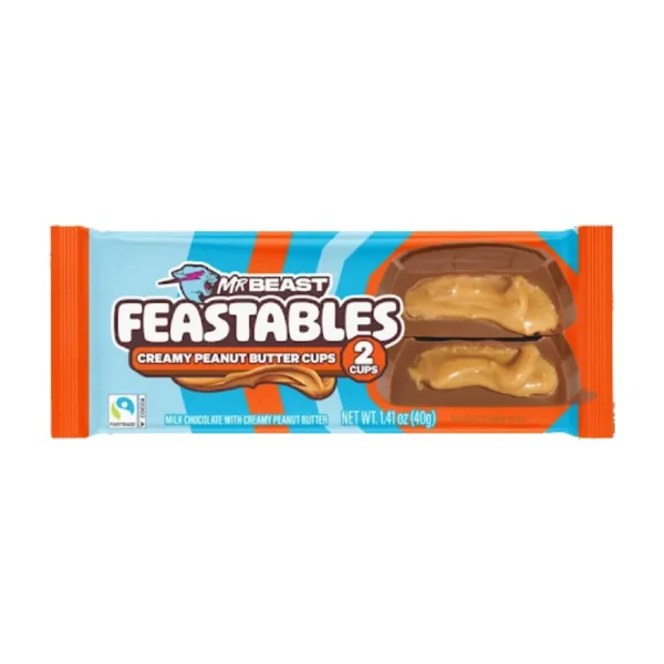 Scopri le irresistibili Feastables MrBeast Creamy Peanut Butter Cups, due golose cups di cioccolato al latte con un cuore cremoso di burro di arachidi.