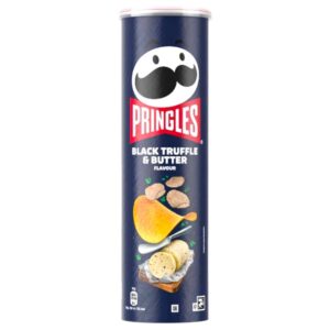Scopri le esclusive Pringles Black Truffle & Butter 185 g! 🖤 Un incontro raffinato tra il gusto intenso del tartufo nero e le note morbide e avvolgenti del burro, racchiuso nelle inconfondibili patatine Pringles dalla forma iconica e dalla croccantezza irresistibile.