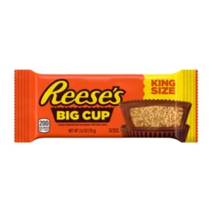 Le Reese’s Big Cup King Size sono due grandi cups di cioccolato al latte ripiene di cremoso burro di arachidi, il celebre abbinamento che ha reso Reese’s uno degli snack americani più amati. Il formato King Size offre una doppia porzione di golosità, perfetta per una pausa dolce o per concedersi un autentico snack in stile americano.