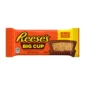 Le Reese’s Big Cup King Size sono due grandi cups di cioccolato al latte ripiene di cremoso burro di arachidi, il celebre abbinamento che ha reso Reese’s uno degli snack americani più amati. Il formato King Size offre una doppia porzione di golosità, perfetta per una pausa dolce o per concedersi un autentico snack in stile americano.