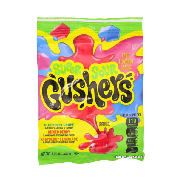 Fruit Gushers Super Sours 53 gr I Super Sour Gushers sono snack alla frutta americani dalla consistenza morbida, con un ripieno succoso che fuoriesce quando li mordi. Questa versione combina gusti fruttati con una nota extra acidula. La confezione presenta tre gusti: Blueberry Grape, Mixed Berry e Raspberry Lemonade.